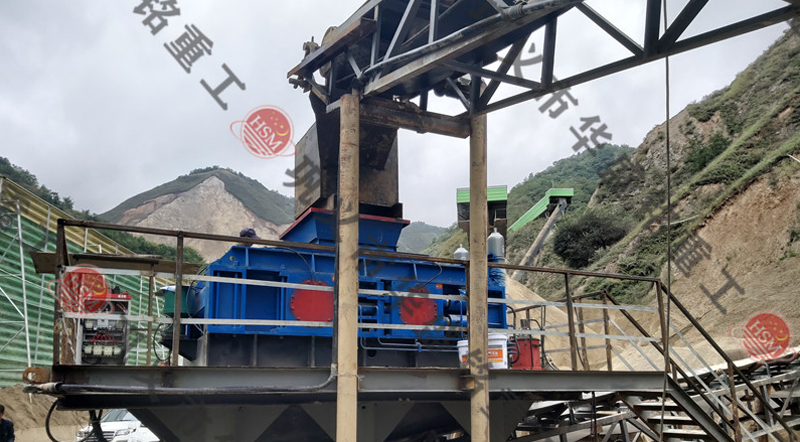 對輥制砂機安裝現場